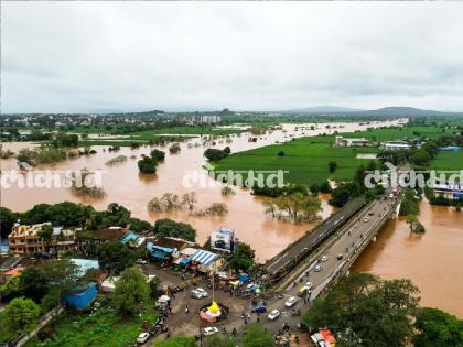 the intensity of rain is reduced, but the fear remains In Kolhapur district, Radhanagari 90 percent full, 83 dams under water | कोल्हापूर जिल्ह्यात पावसाचा जोर कमी, पण भीती कायम; ‘राधानगरी’ ९० टक्के भरले, ८३ बंधारे पाण्याखाली