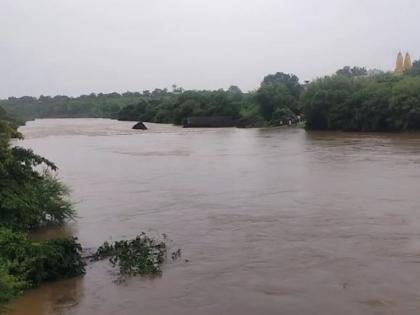 Latur: Sunegaon bridge under water due to flooding of Manyad river, 15 km extra round due to alternative route | Latur: मन्याड नदीला पूर आल्याने सुनेगावचा पूल पाण्याखाली, पर्यायी मार्गामुळे १५ किमीचा वाढला फेरा