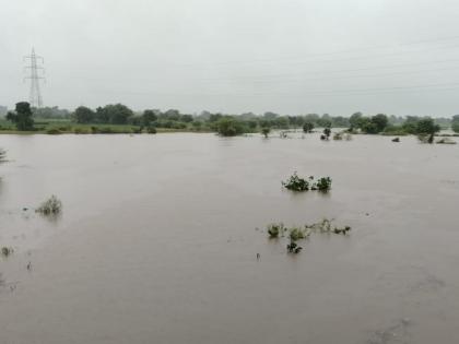 Flood situation in Marathwada, Vidarbha; Contact with hundreds of villages was lost, there was only water in the fields, crops were covered in mud | मराठवाडा, विदर्भात पूरस्थिती; शेकडो गावांचा संपर्क तुटला, शेतशिवारात पाणीच पाणी, पिकांचा चिखल