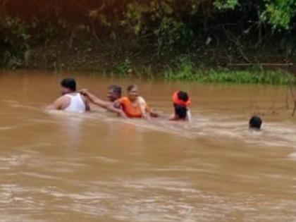 Grandmother experienced the thrill of life and death; Was stuck in the river bed for 20 hours | आजीने अनुभवला जीवन मरणाचा थरार; २० तास अडकून होती नदी पात्रात