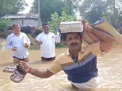 teachers forced to walk in waist deep water to reach school due to flood in darbhanga | जीवघेणा प्रवास! डोक्यावर उत्तरपत्रिका, हातात चप्पल अन्...; शाळेत जाण्यासाठी शिक्षकाची धडपड