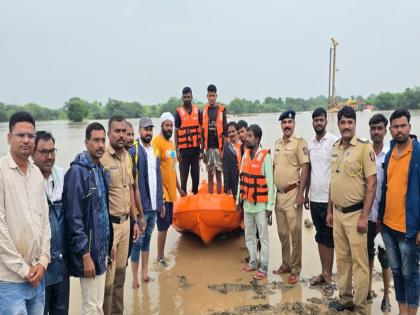 Life-threatening flood, four laborers were fighting death; A major tragedy was averted due to the promptness of the Parbhani administration | जीवघेणा पूर, मृत्यूशी झुंज देत होते मजूर; परभणीत प्रशासनाच्या तत्परतेमुळे मोठी दुर्घटना टळली Life-threatening flood, four laborers were fighting death; A major tragedy was averted due to the promptness of the Parbhani administration | जीवघेणा पूर, मृत्यूशी झुंज देत होते मजूर; परभणीत प्रशासनाच्या तत्परतेमुळे मोठी दुर्घटना टळली