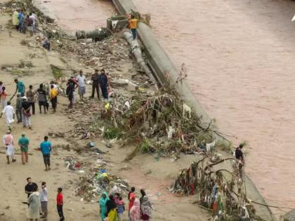heavy rains caused flood in india china and pakistan loss of life and property 30 people died landslides in jammu | पावसाचा हाहाकार! चीनमध्ये १.८४ लाख कोटींचं नुकसान; पाकिस्तानमध्ये ३०० जणांचा मृत्यू, भारतात... heavy rains caused flood in india china and pakistan loss of life and property 30 people died landslides in jammu | पावसाचा हाहाकार! चीनमध्ये १.८४ लाख कोटींचं नुकसान; पाकिस्तानमध्ये ३०० जणांचा मृत्यू, भारतात...
