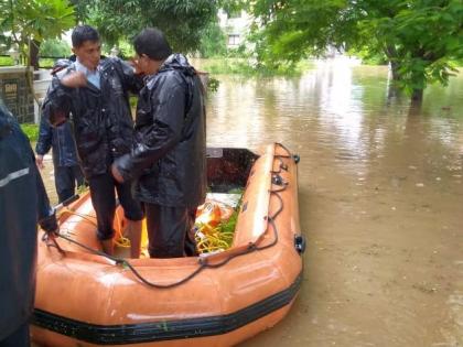 Rescue: The first floors of the godowns on the Gangapur Road sank | रेस्क्यू : गंगापूररोडवरील गोदाकाठालगतच्या सोसायट्यांचे पहिले मजले बुडाले