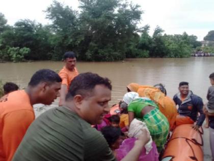 Worry water water! Some parts of the state are flooded while many districts remain dry | काळजाचं पाणी पाणी! राज्याच्या काही भागांत पूर तर अनेक जिल्हे कोरडेच