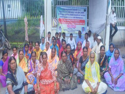 The compensation for the 2019 flood has not been received, Sangli of the flood victims stood in front of the collector office | २०१९ मधील महापुराची भरपाई मिळालीच नाही, पूरग्रस्तांचा सांगली जिल्हाधिकारी कार्यालयासमोर ठिय्या