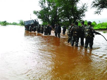 flood in Mahad, many families affected | महाडमध्ये पुरामुळे नुकसानीचे प्रमाण प्रचंड, घरामध्ये पाणी शिरल्याने अनेक कुटुंबे उघड्यावर