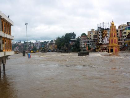 Godavari flood situation; The marketplace flew over | गोदावरीला पूरसदृश परिस्थिती; विक्रेत्यांची उडाली धावपळ