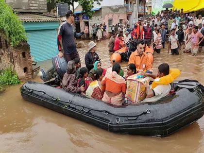 Marathi artists come together for flood-hit Maharashtra; Appeal to contribute to Chief Minister's Relief Fund | पूरग्रस्त महाराष्ट्रासाठी मराठी कलाकार सरसावले; मुख्यमंत्री साहाय्यता निधीत योगदान देण्याचे आवाहन