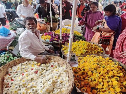 Due to Ganeshotsav the price of flowers has doubled | गणेशोत्सवामुळे फुलांचे दर दुपटीने वाढले, उत्पादनात घट