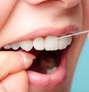 ब्रशनेच नाही तर धाग्यानंही घासा दात, दात चमकतील-दातांना कीड लागणंही थांबेल