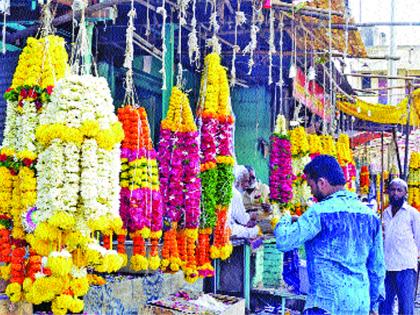 Solapur's abundant abundance in the flower market; Due to lack of demand, prices fall | सोलापूरच्या फूल बाजारात आवक मुबलक; मागणी नसल्याने दरात घसरण