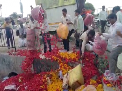 Mogra, roses bloomed but prices fell; Frustrated farmers threw flowers into the streets and drains | मोगरा, गुलाब बहरला पण भाव पडला; निराश शेतकऱ्यांनी रस्त्यावर अन् गटारात फेकली फुले