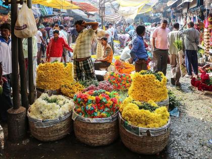 A flower market was set up to welcome Bappa | बाप्पाच्या स्वागतासाठी फूल मार्केट सजले