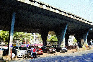 Action on the vehicles that are parked below flyover | पार्किंग केलेल्या वाहनांवर लवकरच कारवाई