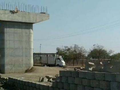 Lack of space halted construction of another flyover bridge | जागेअभावी दुसऱ्या उड्डाण पुलाचे बांधकाम रखडले