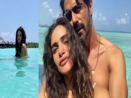 bollywood-actor-arjun-rampal-vacation-pregnant-maldives-girlfriend-gabriella-demetriades-photo | मालदीवमध्ये अर्जुन रामपालचा प्रेग्नेंट गर्लफ्रेंड गॅब्रिएलासोबत खुल्लम खुल्ला रोमांस, पहा त्यांचे Photo