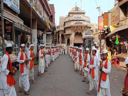 god vitthal is worn by children chanting in front of the temple for Maratha reservation | मराठा आरक्षणासाठी मंदिरासमोर भजन करीत बाल वारकऱ्यांनी घातले विठुरायाला साकडे