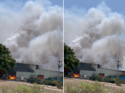 fire in firecrackers warehouse at Terkheda; 14 workers were saved by getting out in time | Video: तेरखेड्यात फटाक्यांच्या गाेडाऊनला भीषण आग; १४ कामगार बालंबाल बचावले