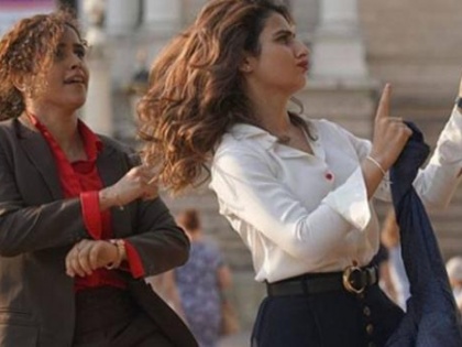 'Dangal' Girls Fatima Sana Shaikh And Sanya Malhotra Dance On The Streets Of Europe | युरोपच्या रस्त्यावर फातिमा सना शेख व सान्या मल्होत्राचा तुफान डान्स! पाहा, व्हिडिओ!!
