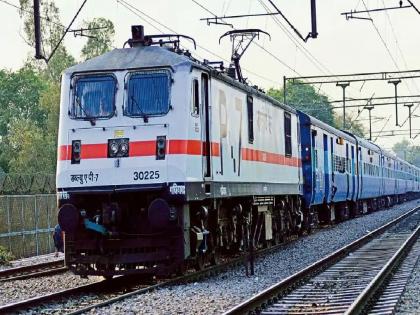 Fearing action from TC, youth jumps from running train, huge excitement among passengers | टीसीकडून कारवाईच्या भीतीने तरुणाची धावत्या ट्रेनमधून उडी, प्रवाशांमध्ये प्रचंड खळबळ