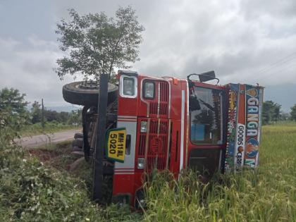 A truck loaded with cement sacks overturned in a field after a truck wheel axle broke, The accident occurred near Fondaghat | व्हील एक्सल तुटला, सिमेंटची पोती भरलेला ट्रक शेतात उलटला; फोंडाघाटानजीक झाला अपघात