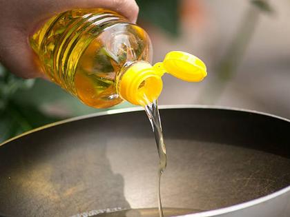 depend on karadi oil for frying food in akhada season; rate stable; But avoid oily! | आखाड तळण्यासाठी करडी तेलावर मदार; भाव स्थिर; पण तेलकट टाळा!