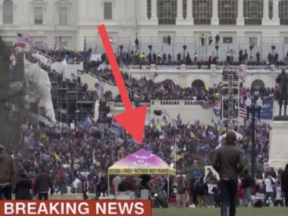 US Capitol: Someone started selling chicken and fries during protest at US Capitol, Photo viral | US Capitol: जमावाचा धुडगूस सुरू असताना 'त्याने' थाटला फ्राईजचा स्टॉल, फोटो व्हायरल