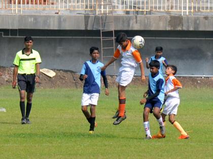 MES in Kolhapur In the inter-party football tournament, Poddar, Maisaheb, Vibugor, Sanjay Lecce forward | कोल्हापुरात एम.ई.एस. आंतरशालेय फुटबॉल स्पर्धेत पोदार, माईसाहेब, विबग्योर, संट झेविअर्सची आगेकूच