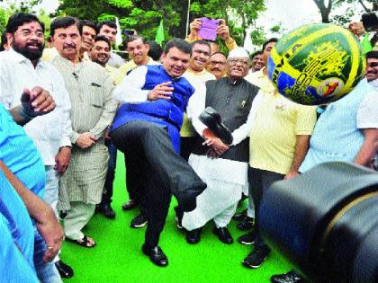 A match of colorful football matches before Vidhan Bhavan | विधान भवनासमोर रंगली फुटबॉल मॅच