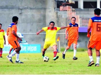 'Shahru Warriors' 'Rajaram Warriors' Mat-Atal Cup soccer match | ‘शाहू वॉरियर्स’ची ‘राजाराम वॉरियर्स’वर मात-अटल चषक फुटबॉल स्पर्धा