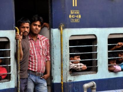 The negligence of standing at the door of a running train; But not a criminal act | धावत्या रेल्वेच्या दारात उभे राहाणे निष्काळजीपणा; पण गुन्हेगारी कृत्य नाही