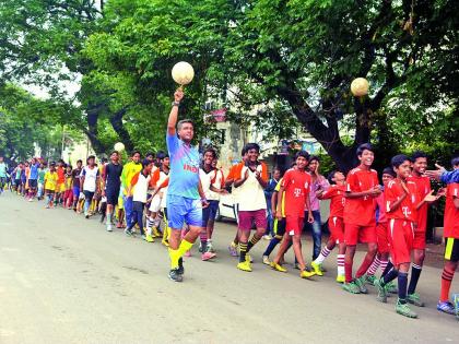 Road show 'in Akola increased football fever! | अकोल्यात ‘रोड शो’ ने वाढविला फुटबॉल फीव्हर!