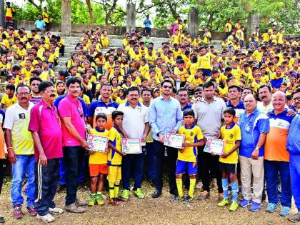 9 81 players' football lessons: - Free training by Shivaji Sports | शिबिरात ९८१ खेळाडूंना फुटबॉलचे धडे -: शिवाजी स्पोर्टस्तर्फे मोफत प्रशिक्षण