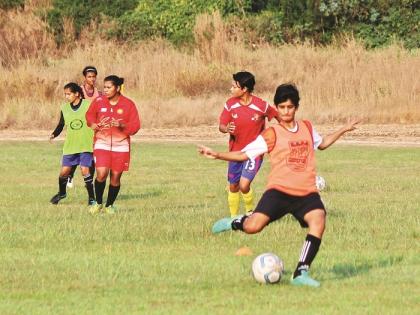 There will be a women's team in the future Eliag tournament: Madhurimaraje, Kolhapur, women's national and international level skills in men's football | भविष्यात आयलीग स्पर्धेतही महिला संघ दिसेल : मधुरिमाराजे ,कोल्हापूरच्या फुटबॉलमध्ये पुरुषांप्रमाणे महिला खेळाडूंमध्ये राष्ट्रीय, आंतरराष्ट्रीय दर्जाचे कौशल्य