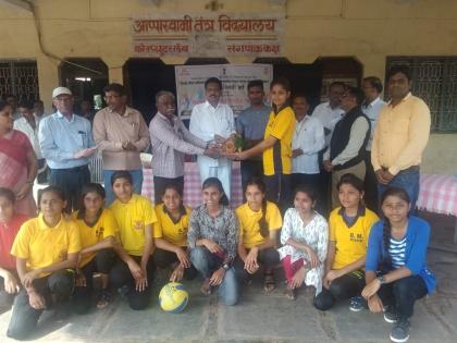 Distribution of prizes to the winners of the district level volleyball tournament | जिल्हास्तरीय व्हॉलीबॉल स्पर्धेतील विजेत्यांना बक्षीस वितरण