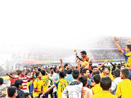 When the thrills of football in the soil of Kolhapur ... | कोल्हापूरच्या मातीत फुटबॉलचा थरार रंगतो तेव्हा..