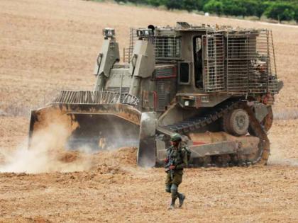 Israel deploys world most indestructible bulldozer against Hamas in battlefield with mine proof armor that can deflect rockets to plough into Gaza | इस्रायलचा अभेद्य बुलडोझर युद्धभूमीवर; रॉकेट हल्ल्याची 'दांडी गूल'! नाव काय, किंमत किती?