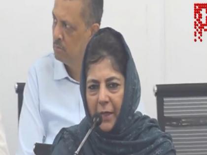  Former Chief Minister of Jammu and Kashmir Mehbooba Mufti said that Mahatma Gandhi's country will not be allowed to become Nathuram Godse's country  |  "गांधींच्या देशाला गोडसेचा देश होऊ देणार नाही", मेहबूबा मुफ्ती यांचं टीकास्त्र 