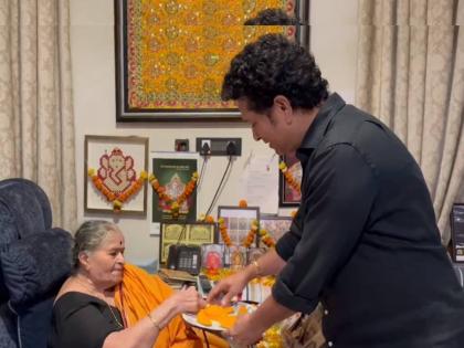 Former Indian team player Sachin Tendulkar enjoys the first mango of the season with his mother, watch video   | VIDEO : नातं माय लेकाचं! सचिननं 'आई'सोबत घेतला यंदाच्या पहिल्या आंब्याचा आस्वाद, पाहा सुवर्णक्षण