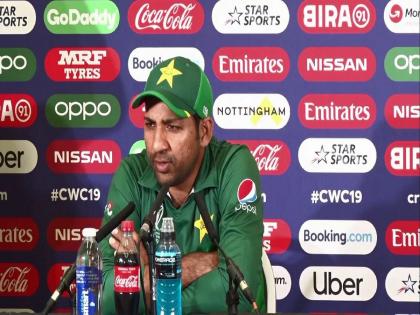 Former Pakistan captain Sarfraz Ahmed criticized a woman journalist of Pakistan after the India-Pakistan match | Asia Cup 2022:भारताविरूद्धचा पराभव लागला जिव्हारी; पाकिस्तानच्या माजी कर्णधाराने महिला पत्रकारावर काढला राग