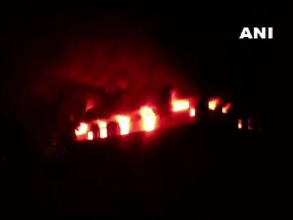 Fire broke out at a building in Bhiwandi, earlier today. 6 fire tenders at the spot | भिवंडीत डाइंगला भीषण आग; अग्निशमन दलाचे शर्थीचे प्रयत्न सुरू