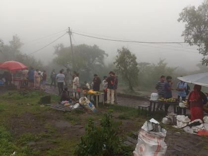 Despite the ban thousands of people gathered at the fort! Tourists vendors say, why curfew at the fort? | जमावबंदी असूनही गडावर हजारोंची गर्दी! पर्यटक, विक्रेते म्हणतात, गडावर जमावबंदी कशाला?