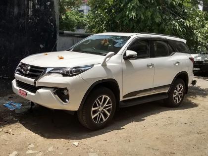 Despite the siren of the car, the Fortuner was stolen in front of the eyes | गाडीचा सायरन वाजूनही डोळ्यासमोरच फॉरच्युनर गाडी चोरीला