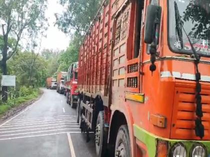 Traffic jam at Fonda Ghat in Kolhapur, ban on heavy vehicles | Kolhapur: फोंडा घाटात वाहतूक कोंडी, अवजड वाहनांना बंदीचा परिणाम