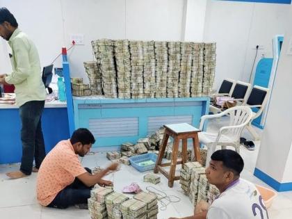 Income Tax Department raided a cooperative bank and found unaccounted assets worth nearly 190 crores In jalana | नाेटा माेजता माेजता थकले; १९० काेटींचे घबाड सापडले, जालन्यात आयकर विभागाची कारवाई