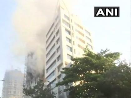 In the Kamala Mill area, five fire engines and fire brigade were admitted to the building | कमला मिल परिसरात इमारतीला आग, अग्निशमन दलाच्या 5 गाड्या दाखल