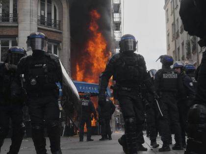 After Nepal, public outcry in France too; 250 protesters arrested | नेपाळनंतर फ्रान्समध्येही जनतेचा उद्रेक; २५० निदर्शकांना अटक After Nepal, public outcry in France too; 250 protesters arrested | नेपाळनंतर फ्रान्समध्येही जनतेचा उद्रेक; २५० निदर्शकांना अटक