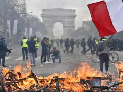 France police shooting: France is on fire! teenager was shot dead by the police for breaking traffic rules, 150 arrests after riots | फ्रान्स पेटला! वाहतुकीचा नियम मोडला म्हणून अल्पवयीनावर पोलिसांनी गोळी झाडली, निषेध व्यक्त