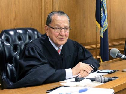 Famous American judge Frank Caprio passes away; He was popular as a 'merciful judge'! | प्रसिद्ध अमेरिकन जज फ्रँक कॅप्रियो यांचे निधन; 'दयाळू न्यायाधीश' म्हणून होते लोकप्रिय!